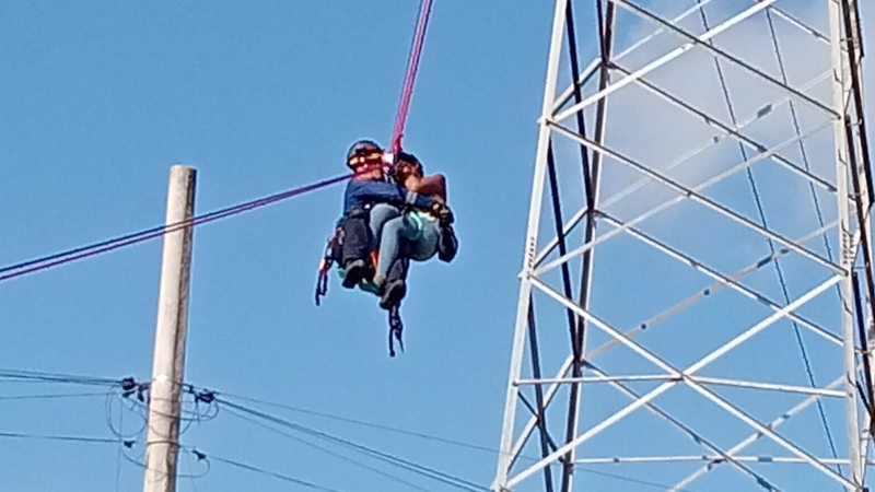 Rescatan a mujer de torre de alta tensión