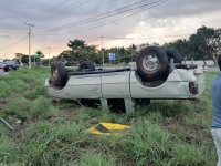 Piso mojado ocasiona hecho vial en la Mérida-Motul