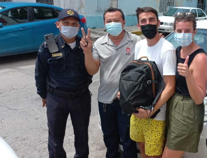 Taxista regresa mochila a turistas italianos
