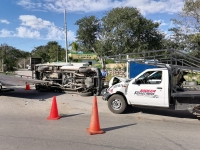 Camionetas protagonizan choque en Kanasín 