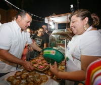 Miles asisten a la feria del panucho