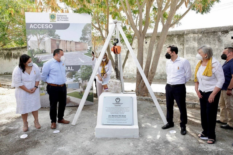 Vila y Renán colocan primera piedra de albergue Amanc