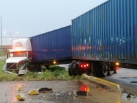 Piso mojado causa hecho vial en la Mérida-Progreso