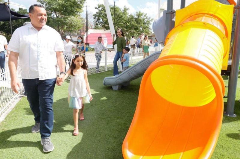 Entrega Renán Barrera obras del parque "Las Flores"