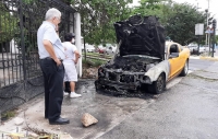 Arde Mustang de ex funcionario en Mérida