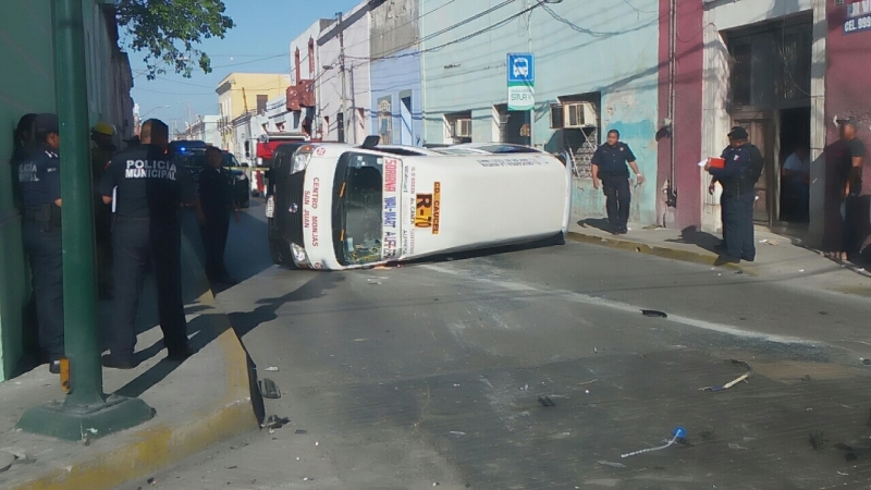 Vuelca Urvan del FUTV; hay nueve heridos