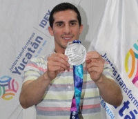 Rommel Pacheco presume medalla de plata en Mundial