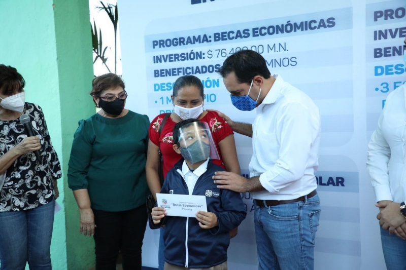 Continúa entrega de chamarras del programa Impulso Escolar