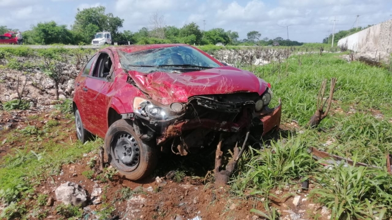 Conductores terminan en la hondonada tras chocar en la Mérida-Motul