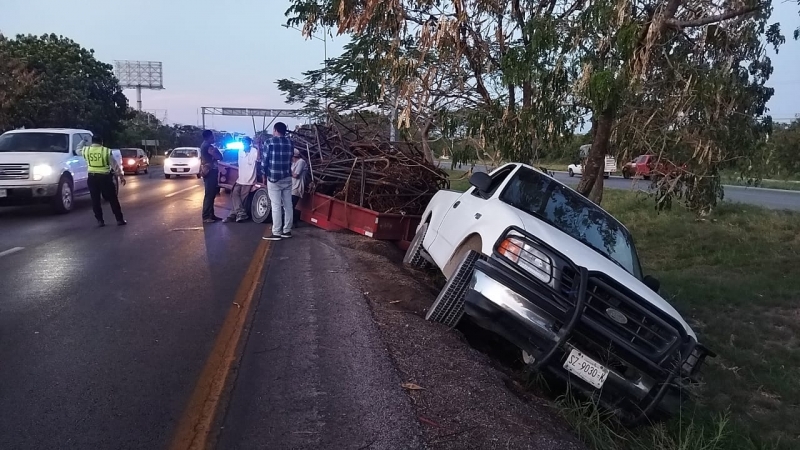 Falla en remolque ocasiona siniestro vial en Periférico de Mérida 