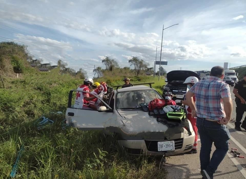 Rescatan a dos mujeres prensadas en la Mérida-Progreso