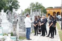 Estudiantes españoles visitan el Cementerio General