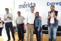 Renán Barrera entrega lentes a vecinos de Mérida