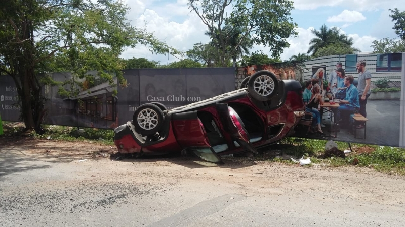 Mujer termina en el hospital tras volcadura