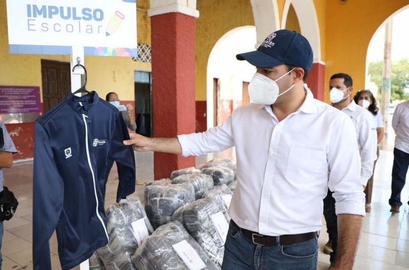 Vila Dosal entrega chamarras y becas económicas para estudiantes de Homún     -