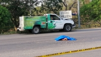 Camioneta de la CFE atropella y mata a una mujer