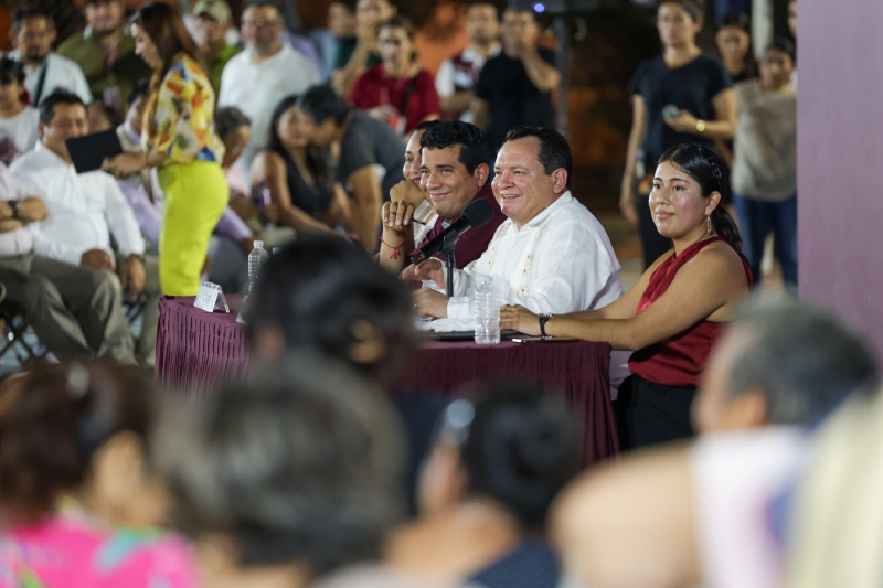 Díaz Mena escucha a vecinos de la Amalia Solórzano