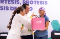 Entregan kits para pr&oacute;tesis de seno