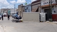 Vuelca tras evitar colisionar con motociclista