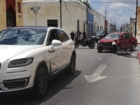 Choque en el Centro deja daños materiales