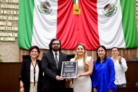 Jesús Simón Campos recibe reconocimiento del “Médico del Año de Yucatán”
