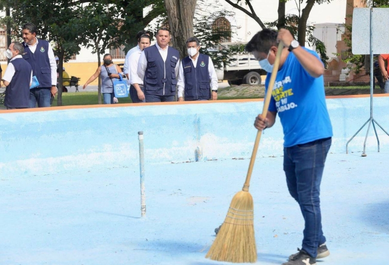 Supervisa Renán Barrera rehabilitaciones en glorietas y fuentes