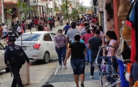 Yucatecos desoyen llamado de no salir de casa; abarrotan calles por compras navideñas