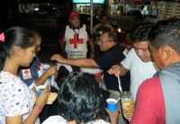 Voluntarios de Cruz Roja entregan apoyos a personas en situación vulnerable