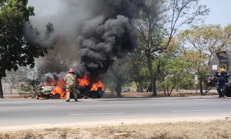 Incendio devora automóvil en el Periférico