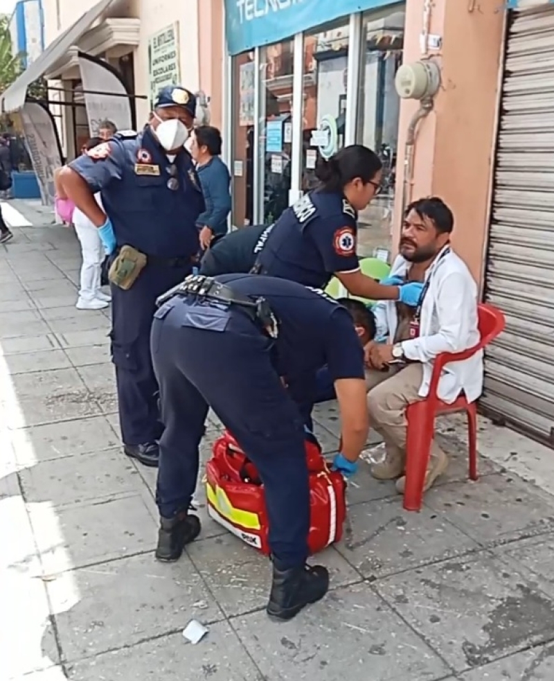 Camioneta arrolla a peatones y termina impactada contra muro