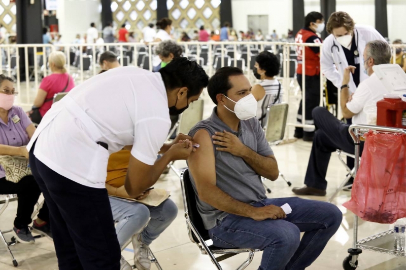 Recibe Vila Dosal vacuna contra el coronavirus