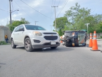 Mototaxi vuelca tras ser impactado por camioneta