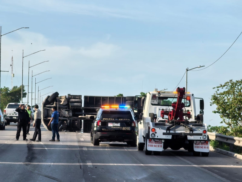Volcadura en Periférico provoca caos vial