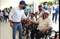 Mauricio Vila entrega apoyos en el municipio de Ixil