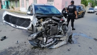 Chofer de Uber destroza su automóvil en siniestro vial