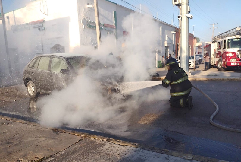 Automóvil compacto se incendia en el centro de Umán 