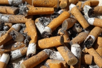 Colillas de cigarro, más contaminantes que los popotes