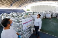 Renán Barrera supervisa el almacenamiento de apoyos alimentarios