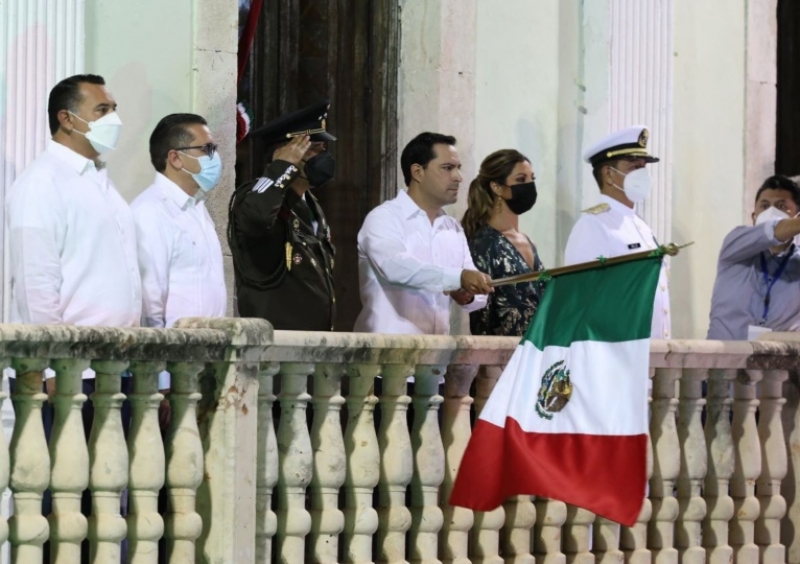 Encabeza gobernador yucateco tradicional Grito de independencia