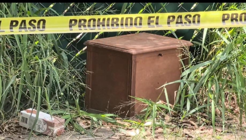 Hallan urna funeraria en vía pública