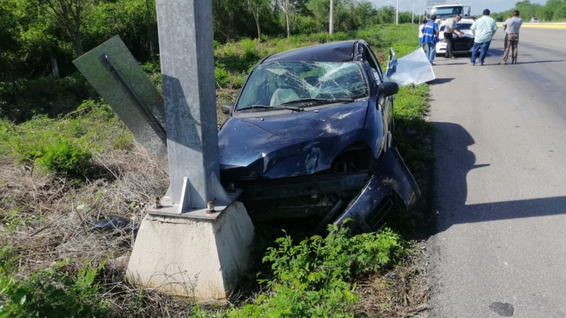 Conductor choca contra poste en la Mérida-Chetumal