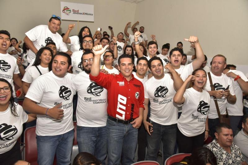 “Alito” sostiene encuentro con Red Jóvenes en Culiacán