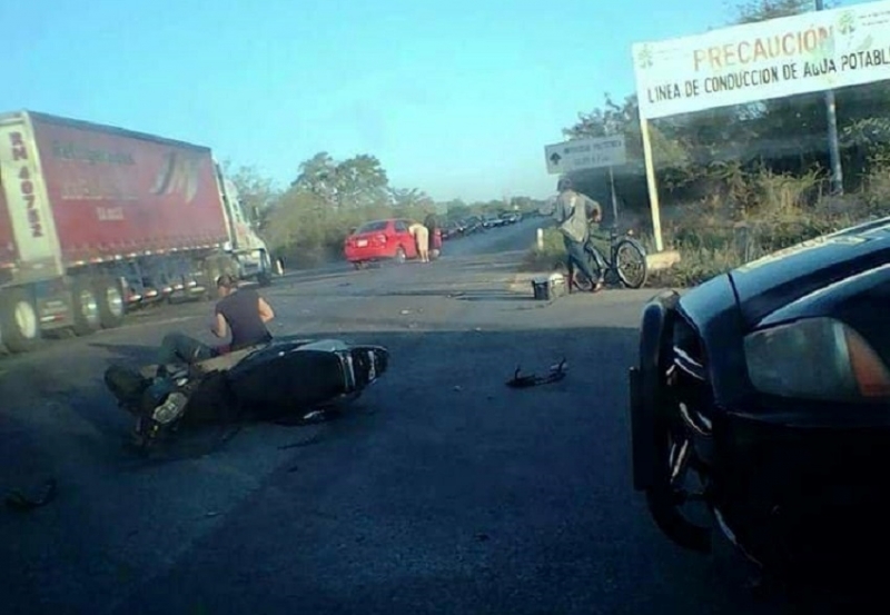 Motociclista grave tras impactarse contra auto en la Mérida-Tetiz