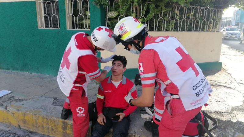 Empleado de refresquera resulta lesionado en choque 