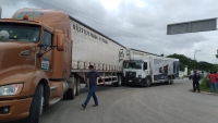 Camión que transportaba cervezas choca contra tráiler