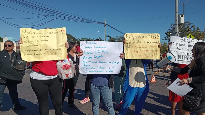 Padres de familia se manifiestan al sur de Mérida