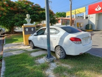 Automóvil choca contra el busto de Miguel Canto