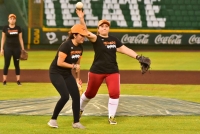 Esposas de melenudos ganan partido de sóftbol femenil