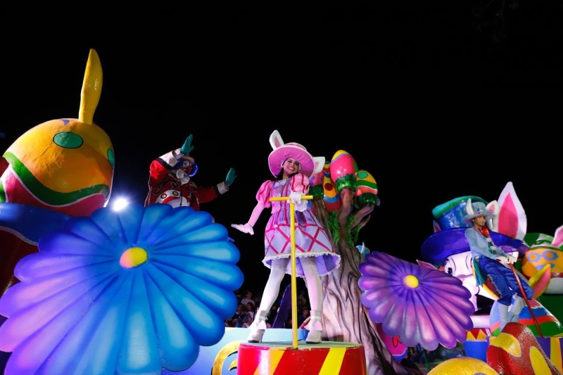 Realizan desfile de viernes de Corso en Carnaval de Mérida