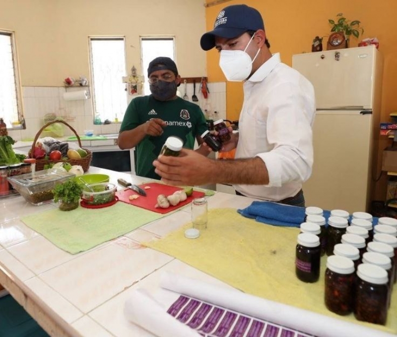 Visita Vila Dosal a joven emprendedor de Tekax